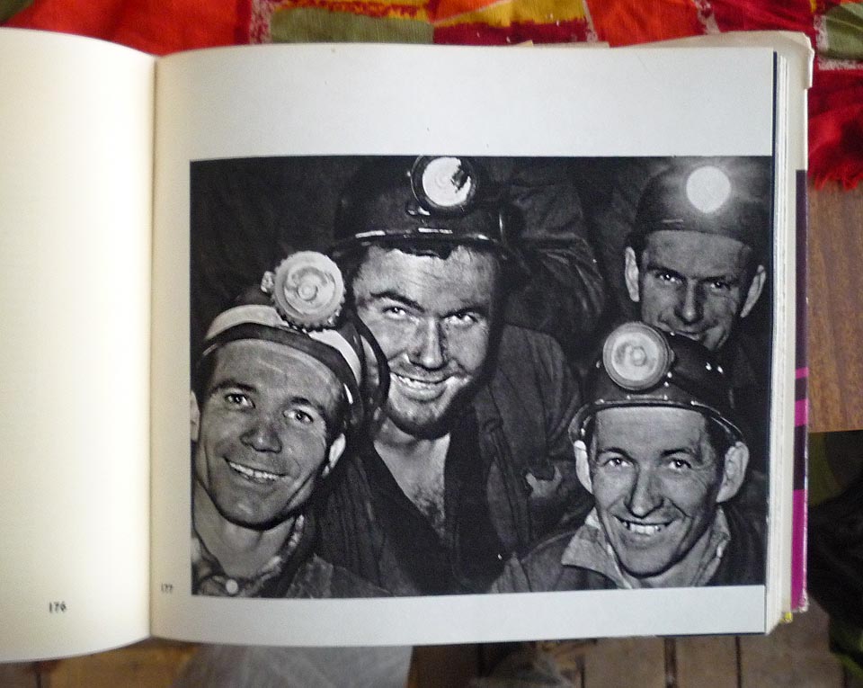 Fotokniha Barwy i rytmy Śląska o rozkvětu polského příhraničí, plná usměvavých horníků, dělníků, železničářů a žen s bizarními účesy 60. let 20. století, už nemá komu vlévat do žil budovatelský optimizmus. Zanedlouho sama zplesniví a opustí svět současně s výdobytky éry, o které pojednává.