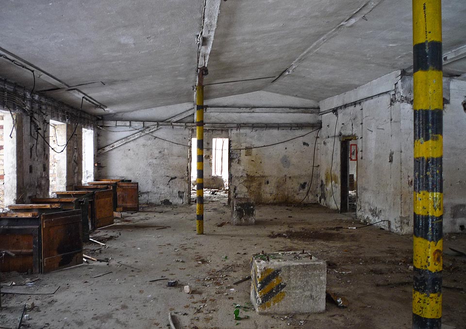 Uvnitř v halách sníh není, stroje ovšem taky ne.