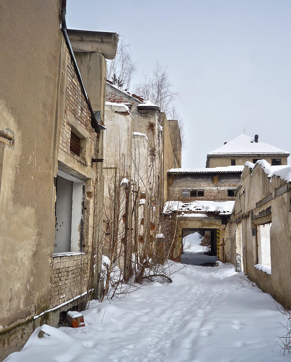 Místy jsou ve fabrice celé opuštěné ulice.