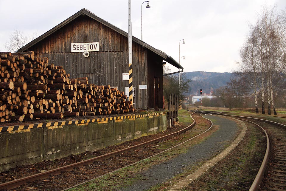 Vlečka na pilu je již řadu let mimo provoz, ale dřevo se v Šebetově nakládá dál. Složiště pouze změnilo polohu o několik set metrů a v 10. letech 20. století u něj dokonce vyrostla nová pila.