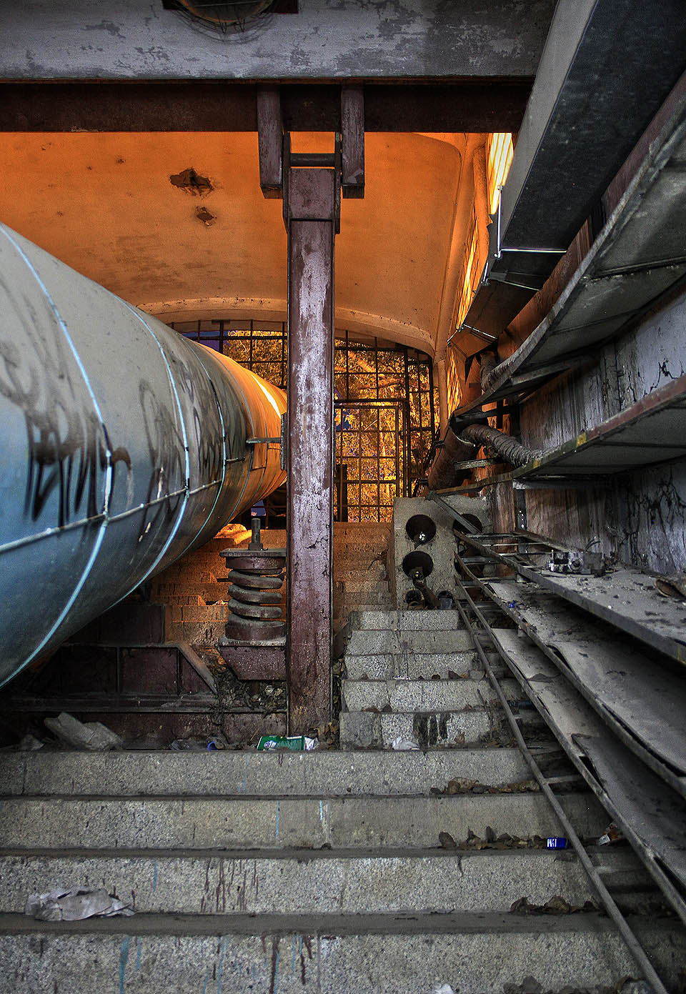 Na východní straně kryje východ z podchodu neprostupná ocelová mříž, skrze kterou prochází jen potrubí všeho druhu.