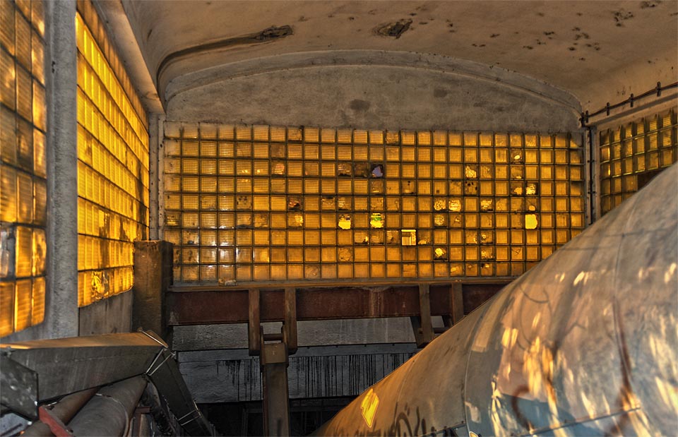 Typická architektury konce 50. lt 20. století je z okolních drážních staveb znát. Luxfery nad schodištěm jsou totožné jako na paralelním jižním podchodu nebo podchodu v nedaleké stanici Brno-Židenice.