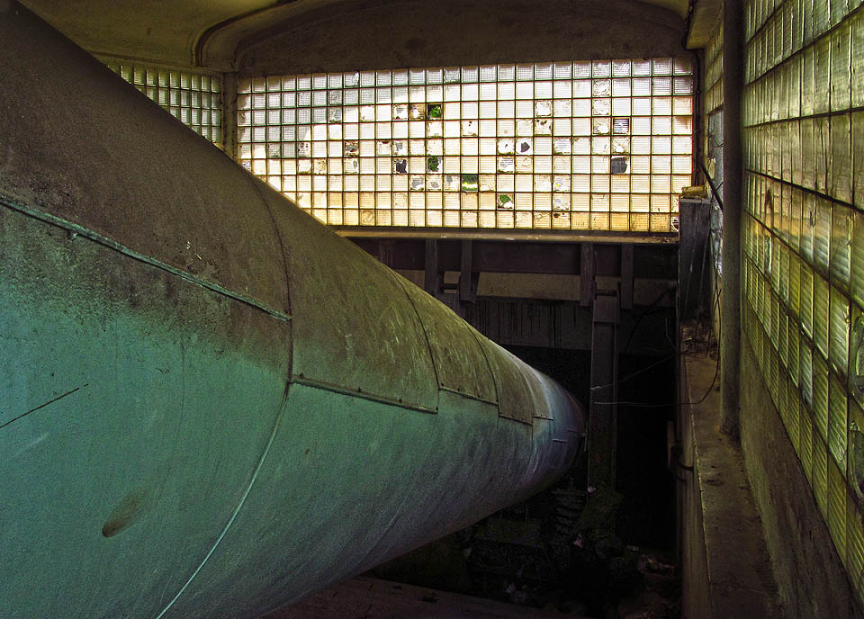 Také na východní straně zabírají roury parovodu prakticky celý profil schodiště.