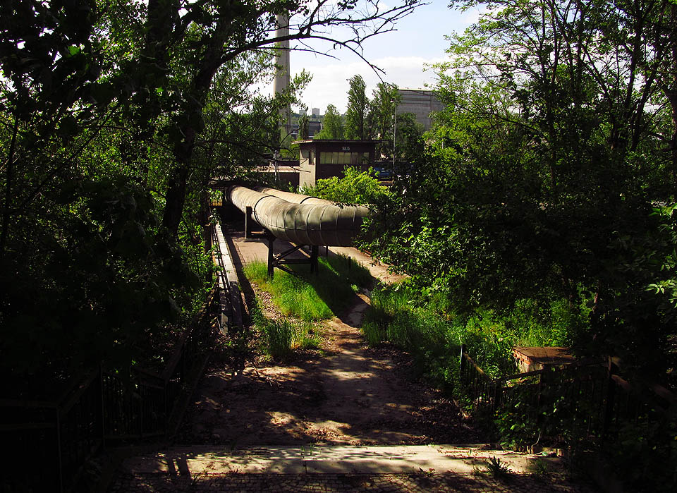 Pohled na potrubí na východní straně mostu. V pozadí je vidět maloměřickou cementárnu.