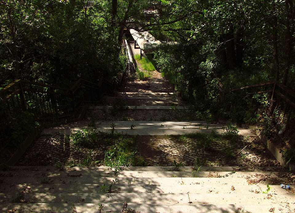 Poslední pohled na podchod z vrcholku schodů. Zde již zase začíná přivrácená tvář civilizace a s ní to první Brno.