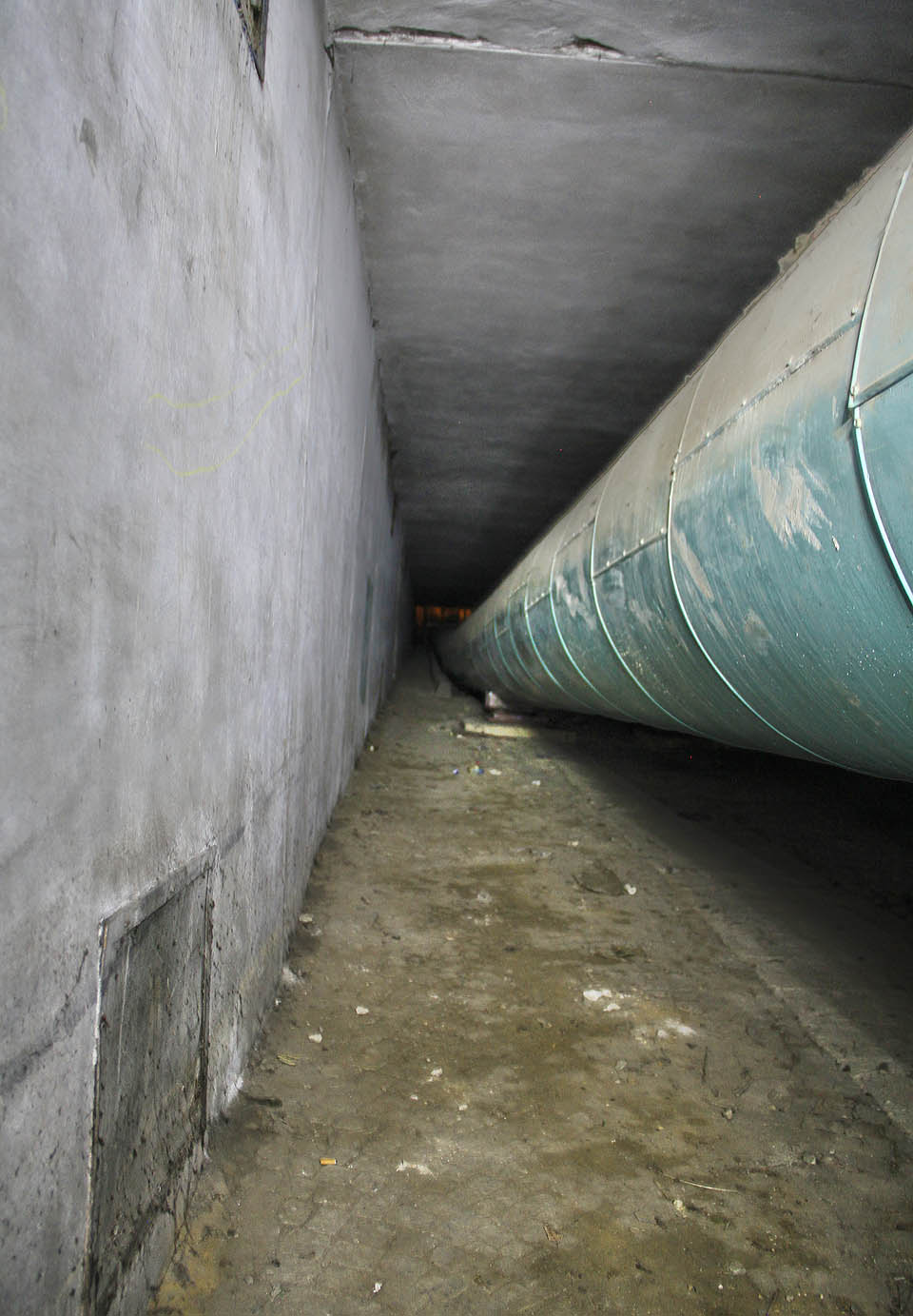 Místy je prostor v podchodu dosti stísněný. Pokud ale nejste maminka s kočárkem, na druhou stranu se nakonec dostanete.