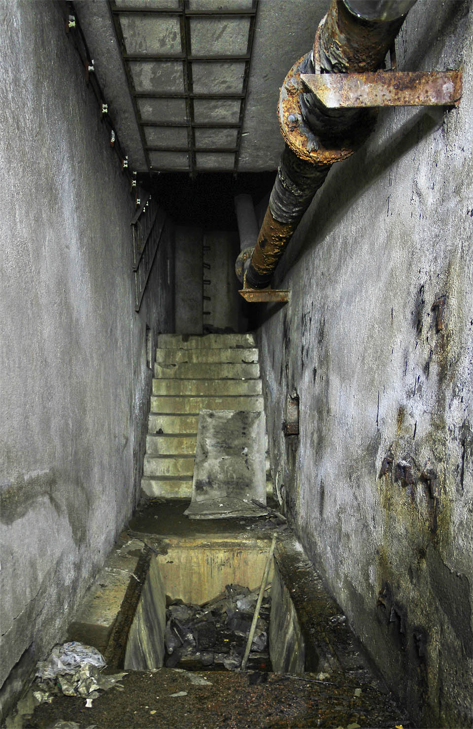 Po celé délce podchodu přiléhá k hlavní síni ze severní strany ještě technická chodba.