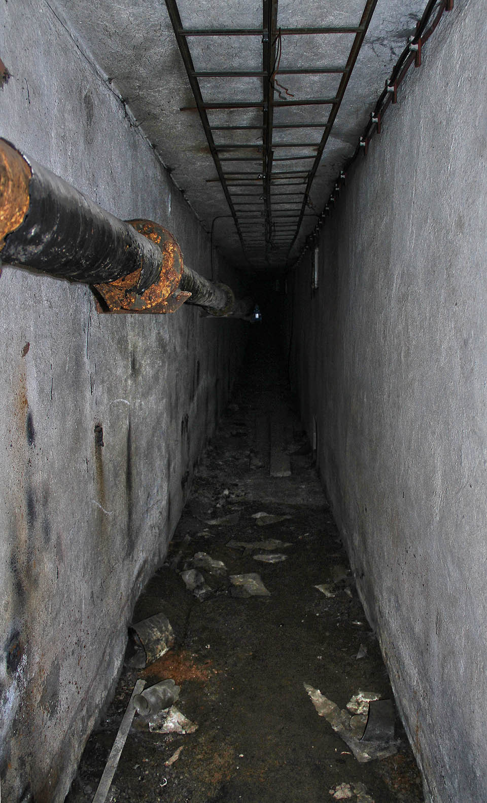 Potrubí v podchodu je stále v provozu, občas je slyšet slabé syčení nebo odkapávání vody.