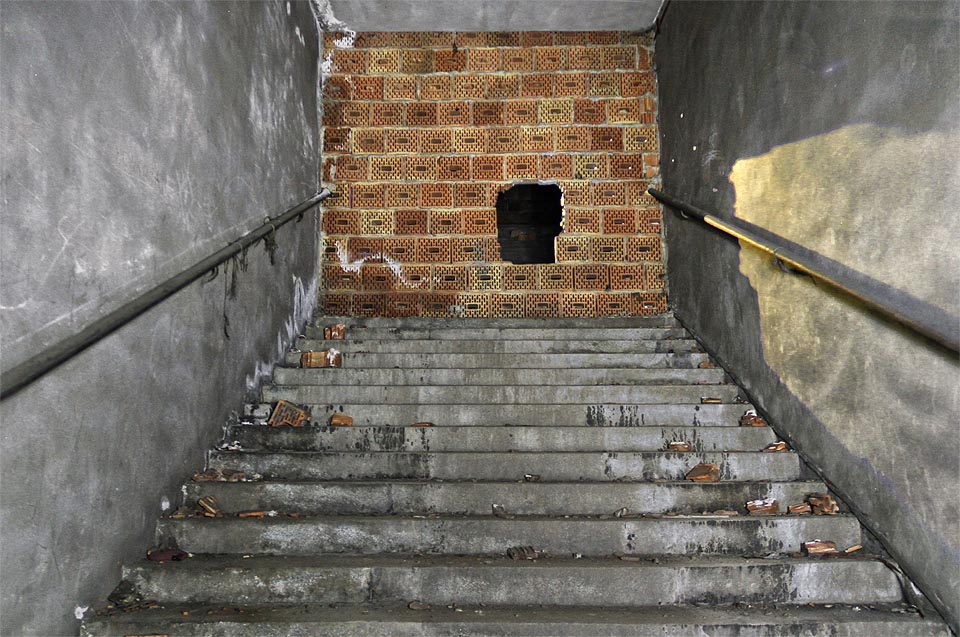 Zhruba v polovině délky podchodu odbočovalo schodiště k výpravní budově nádraží Brno-Maloměřice. Dnes je chodba zazděná a prolézt lze jen malou dírou ve zdi…