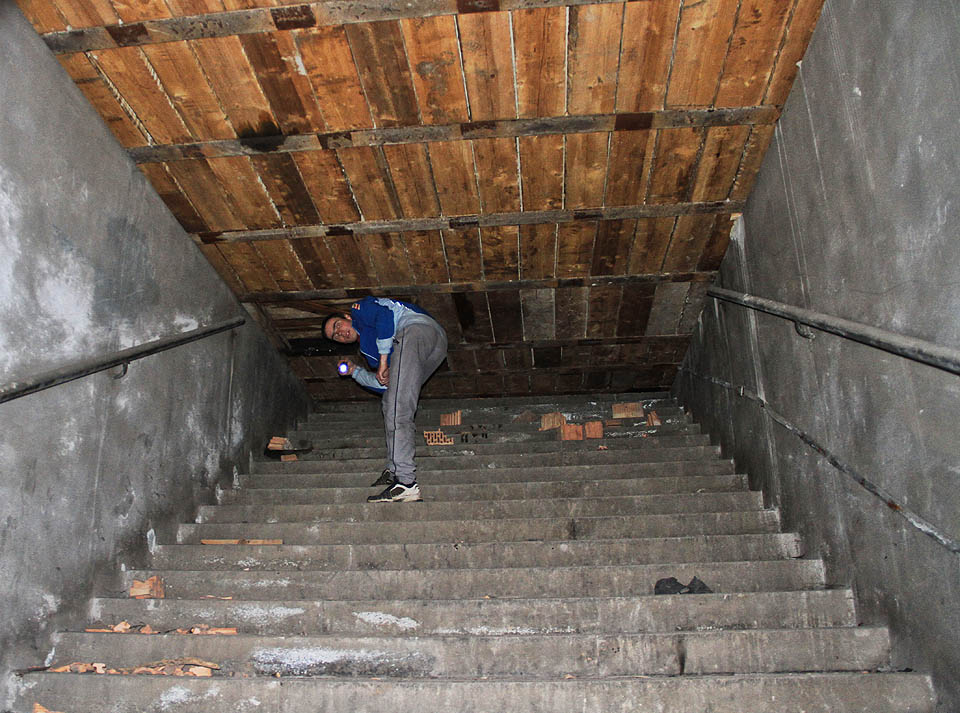 …ani tudy se člověk daleko nedostane. Východ z podchodu je na povrchu zabetonován a využit jako sklad.