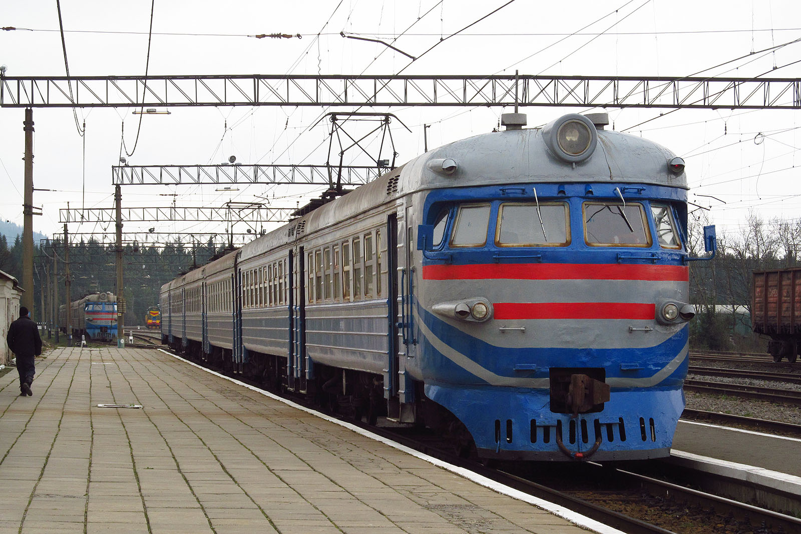 Označení této jednotky se již zřejmě ztratilo pod nánosy barev. Stav ukrajinských železničních vozidel není nijak převratný, pod opakovaně nanášenou barvou se často skrývá rez, nápisy, stejně jako letitá špína.