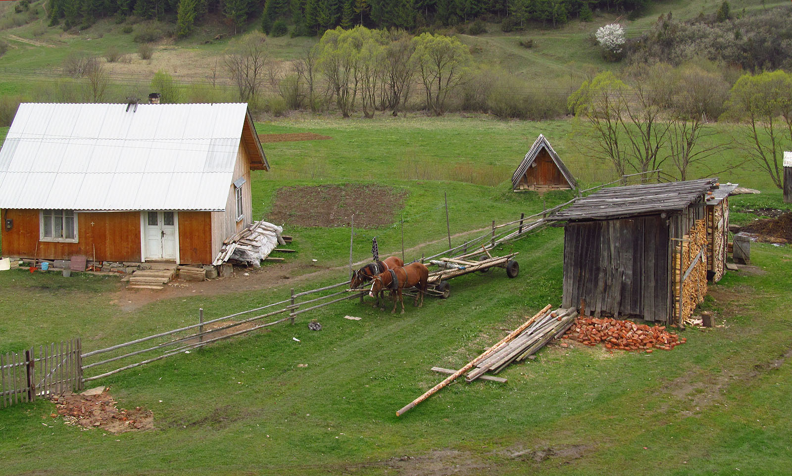 Ať je to ale na hřebeni, jaké chce, pohledy do krajiny z nádraží i dráhy člověku rozlijí v duši jakousi starobylou pohodu a rustikální klid.