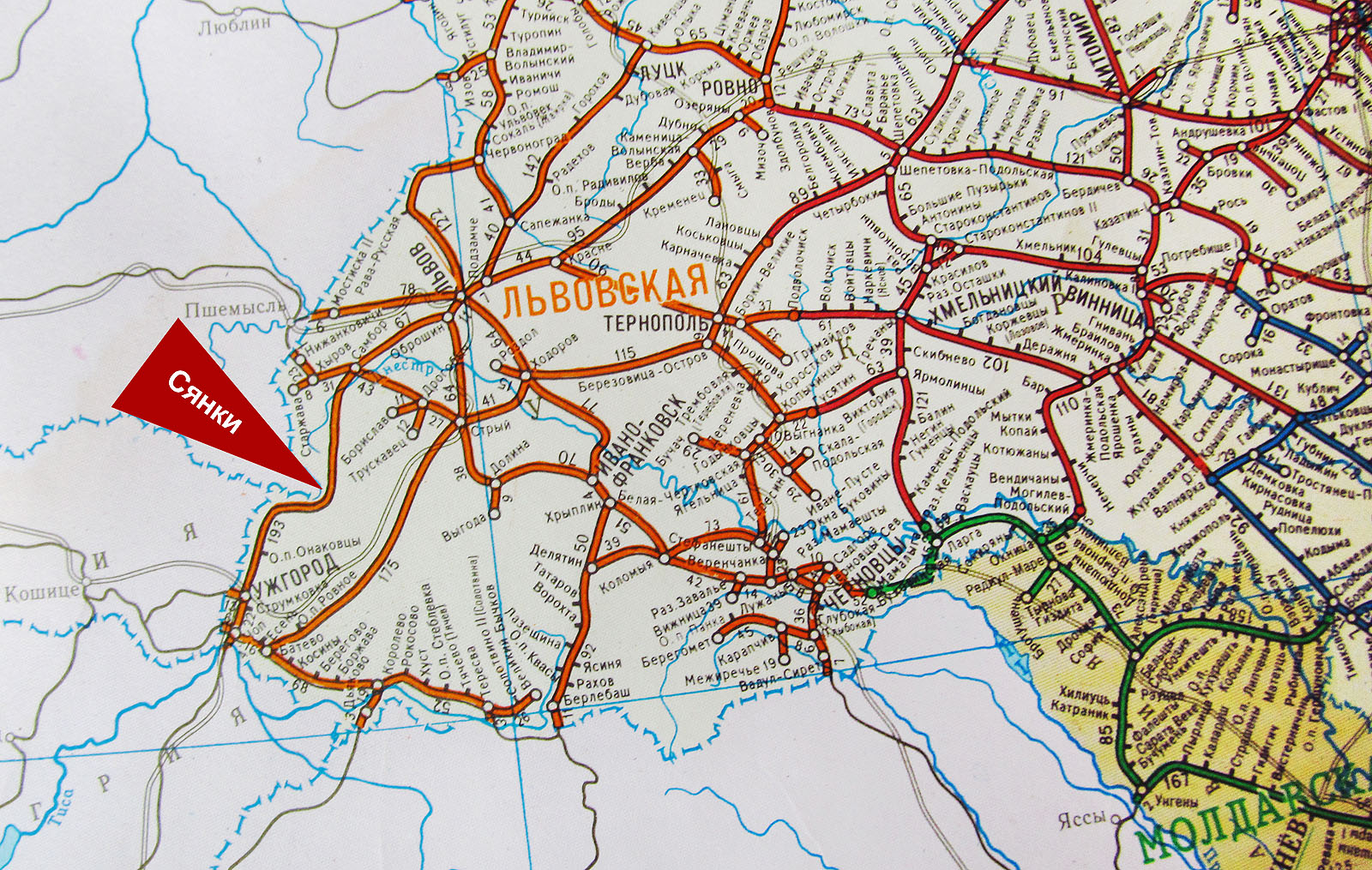 Na mapě železnic v postsvoětském prostoru se z nepochopitelných důvodů (jinak jsou zde takřka všechny stanice i zastávky) na Сянки nedostalo. V mapě srolované za skříní v čekárně jsme ji proto museli zvýraznit červenou šipkou.