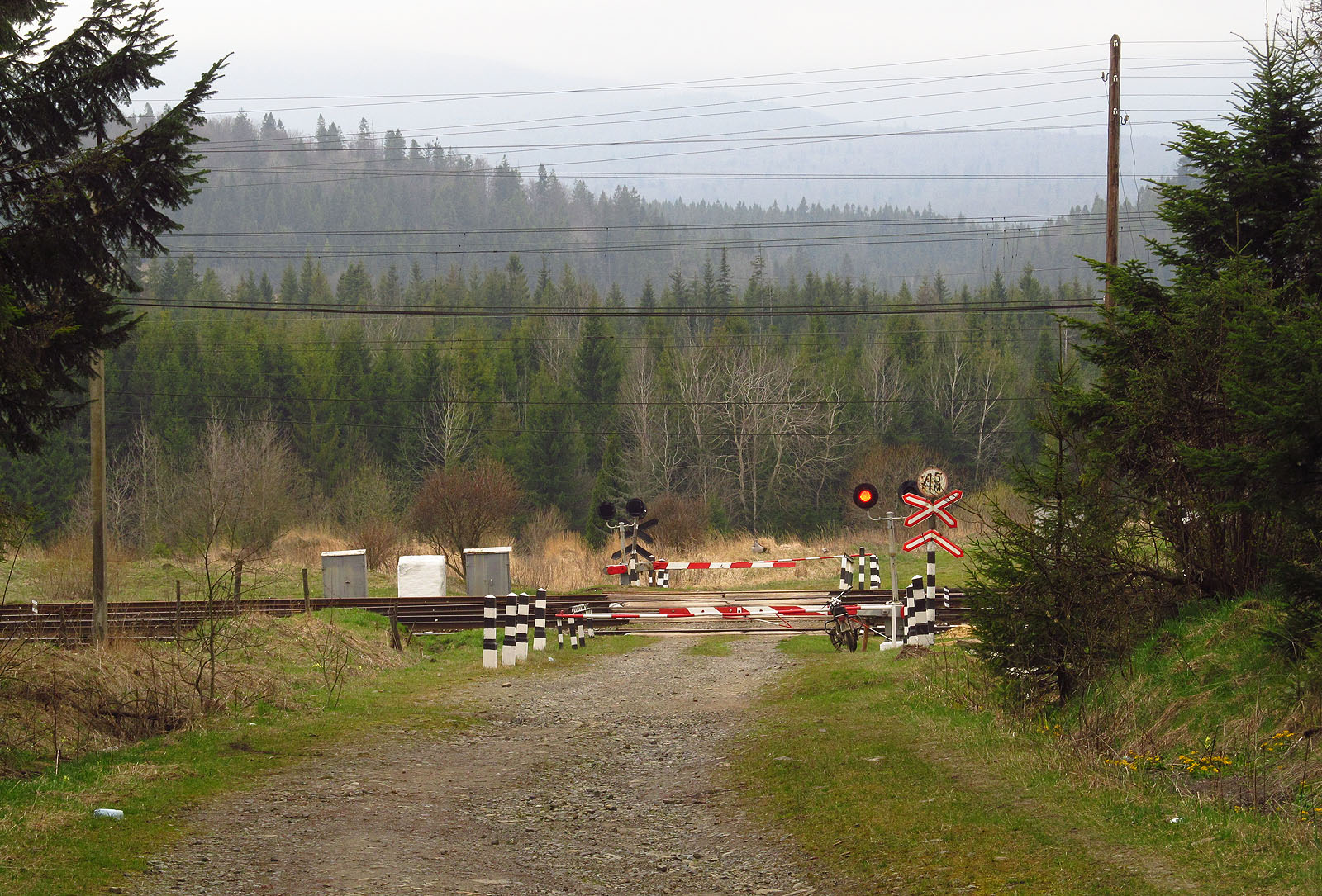 Pohled přes romantický přejezd na horské hřebeny, které oddělují Ukrajinu od Polska.