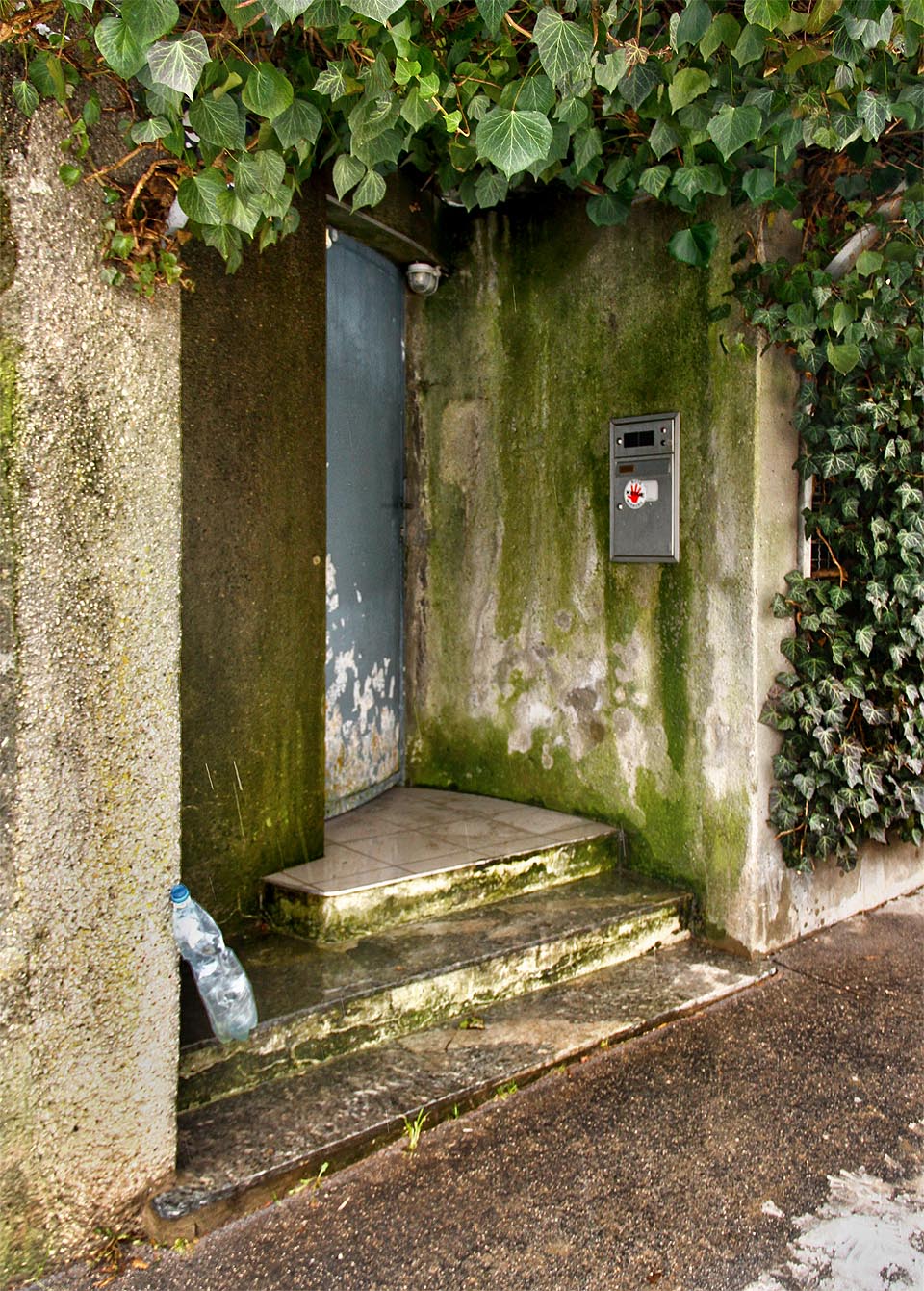 Budovy Andrého Lurçata místy připomínají soudobou vojenskou architekturu. Okna se mohou podobat střílnám, vstupní branky zase ocelovým vratům podzemních pevností.