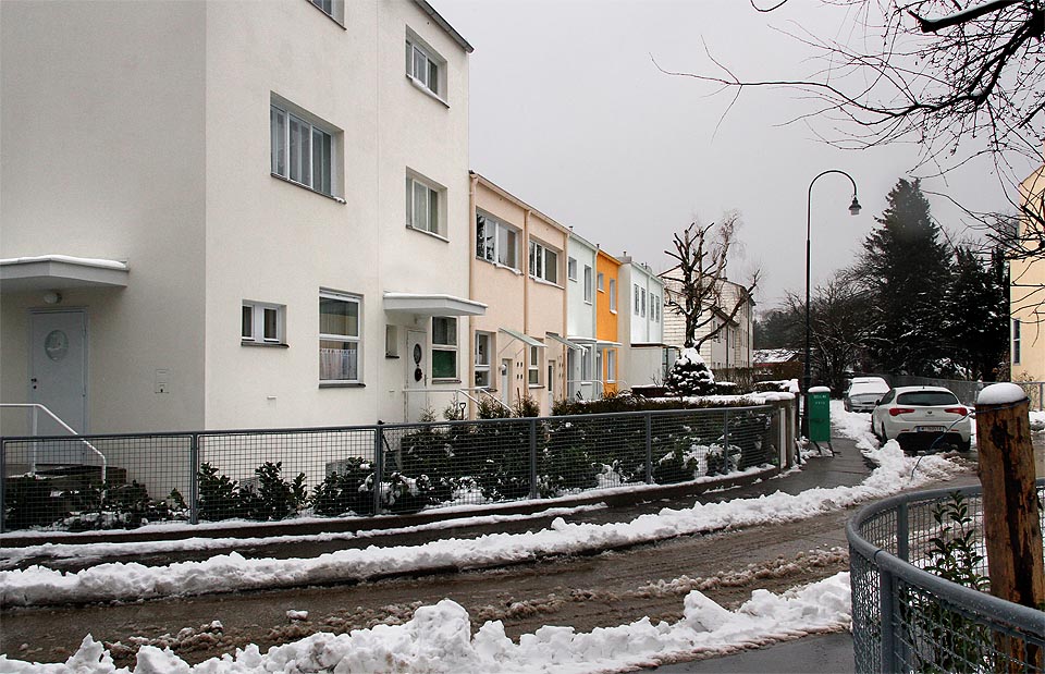 Svou kompaktností, otevřením předzahrádek a střídmým barevným řešením dosahují domy ulice Woinovichgasse dojmu příjemného místa k životu.