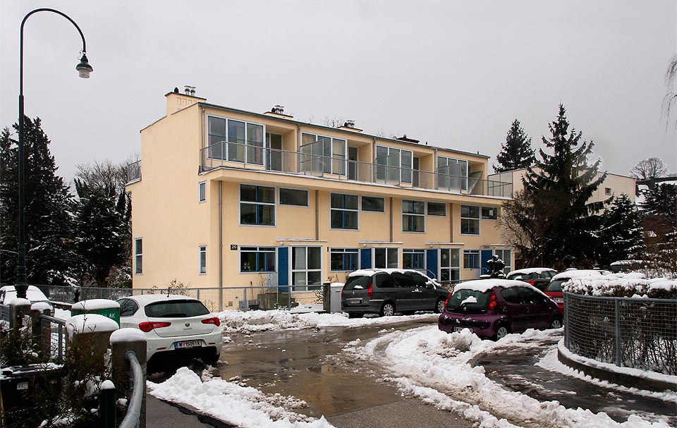 Čtyřdomek nizozemského architekta Gerrita Rietvelda zaujme nadstandardní plochou skleněných výplní ve fasádě a útulným řešením střešní terasy.