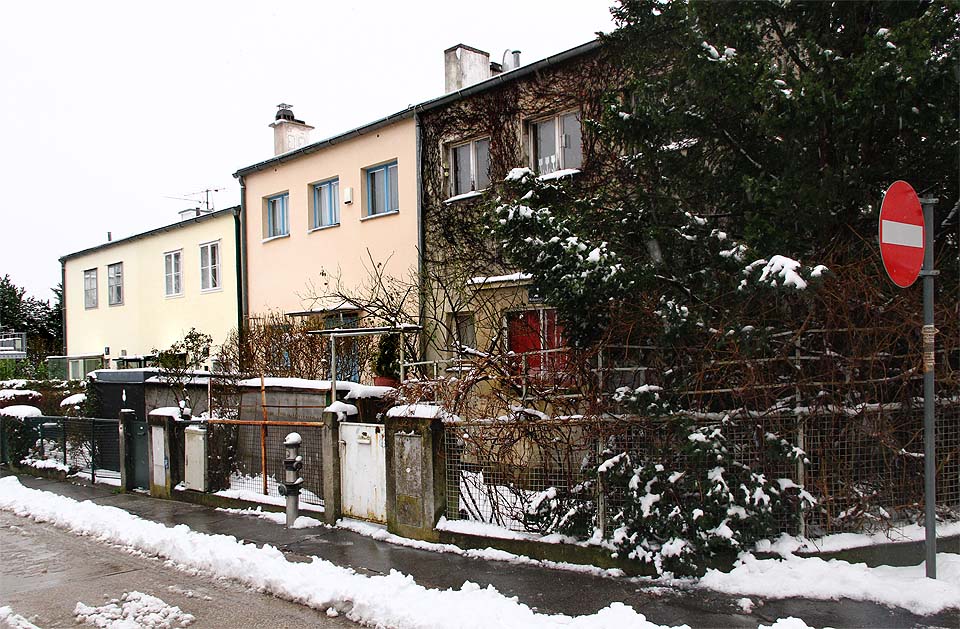 Domky č. 61 a 62 v popředí jsou dílem sovětské architekty Margarete Schütte-Lihotzky, domy č. 57 a 58 v pozadí rakouského architekta Maxe Fellerera.