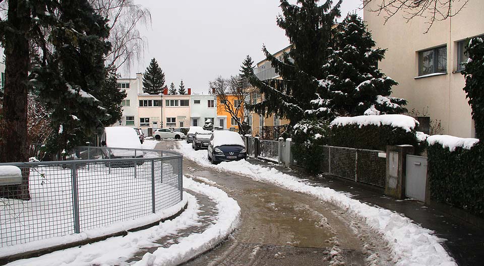 Ulice Woinovichgasse je záměrně zvlněna, aby sídliště nepůsobilo příliš jednoduchým, jednotvárným dojmem.