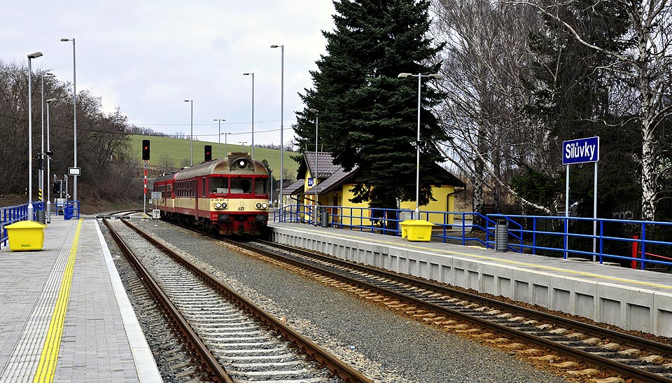 Osobní vlak 4410 s mírným zpožděním vjíždí od Brna do stanice Silůvky. Foto: Jan Rybníček.