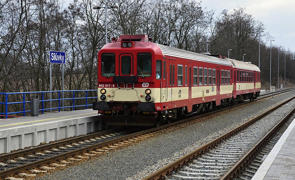 …a jeho alter ego Os 4441 o čtyři měsíce později na stejné koleji v protisměru. Foto: Jan Rybníček.