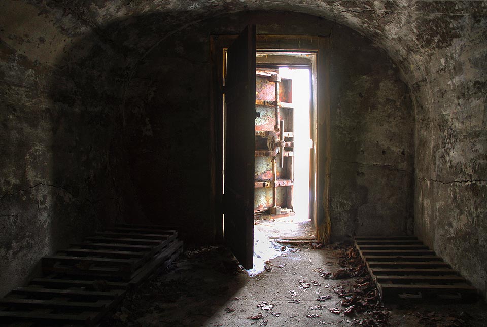 Vstup do podzemního skladu je jištěn masivními ocelovými dveřmi, které i po sto letech poměrně dobře fungují.