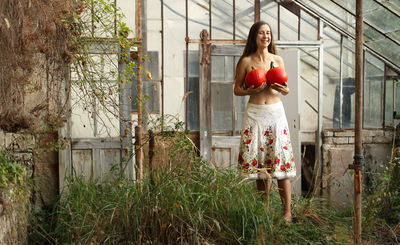 Potkat tu samozřejmě můžete také odvážnou školačku, která skleníky miluje. Ale to už bychom začínali úplně jiný příběh…