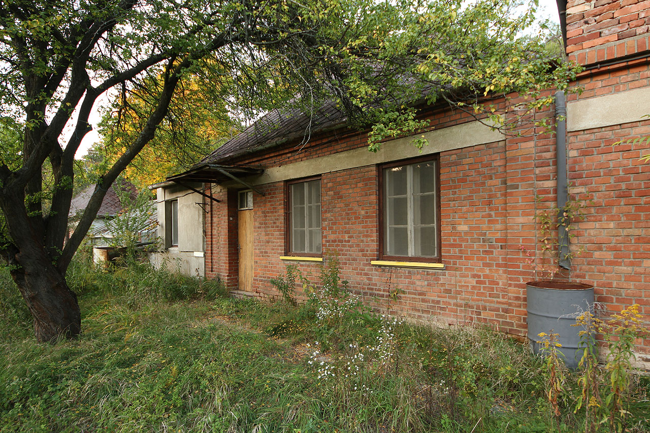 Poměrně kvalitně provedená zděná budova svědčí o svém původu na konci 30. nebo začátku 40. let 20. století.