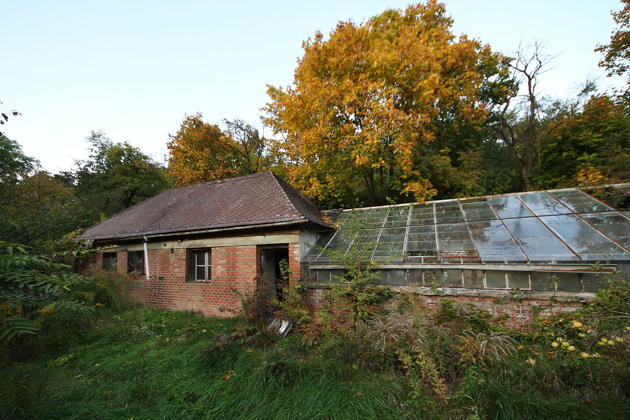 Ze stejné doby pochází také hospodářské zázemí zahradnictví, v domku se nacházela pravděpodobně dílna a sklad materiálu či plodin.