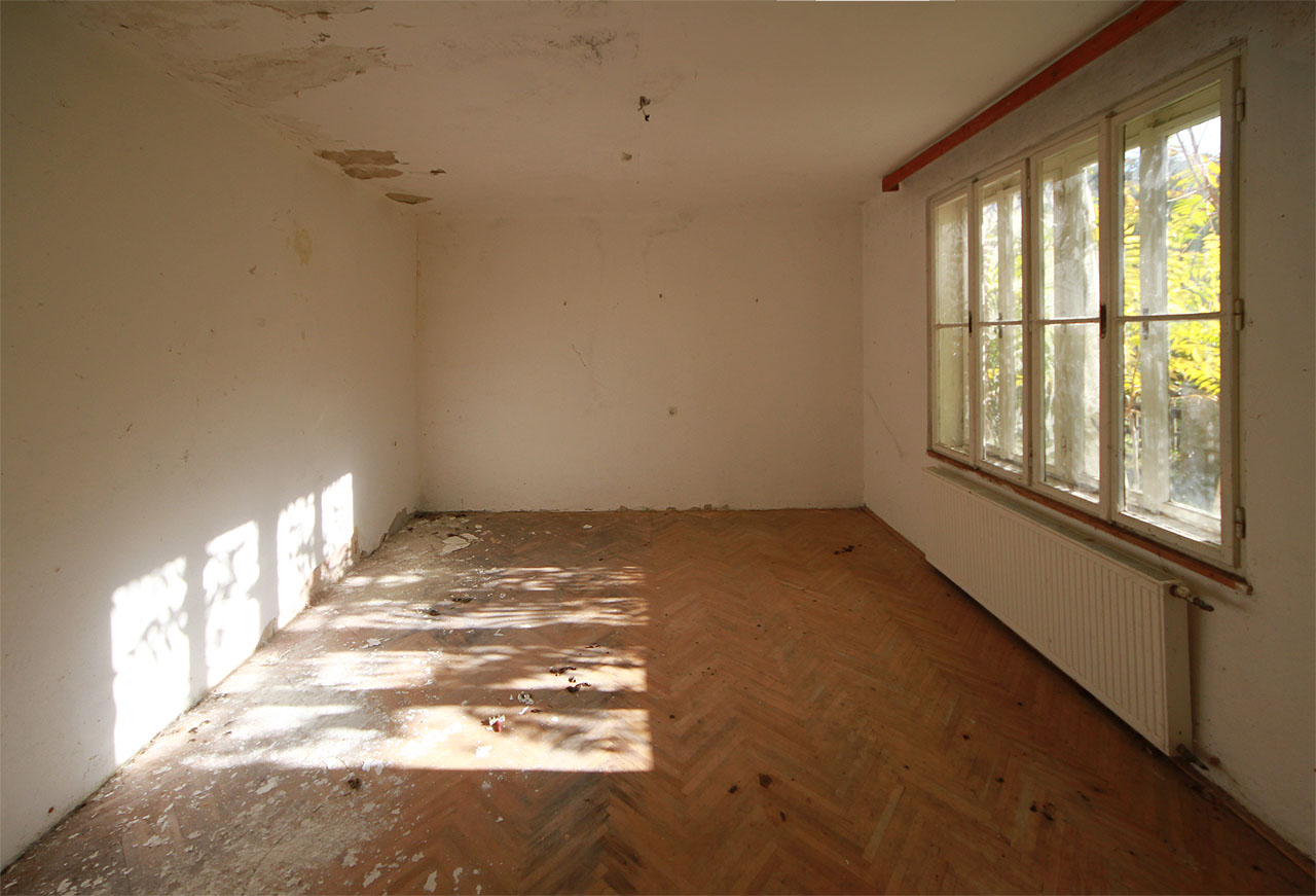 Těžko soudit, zda původně sloužila obytná budova skutečně k bydlení, vhodná by k tomu byla ještě dnes. je ale taky možné, že zde pouze sídlila kancelář zahradnictví, v jejíž předsíni se převlékali do pracovního oblečení místní zahradníci.