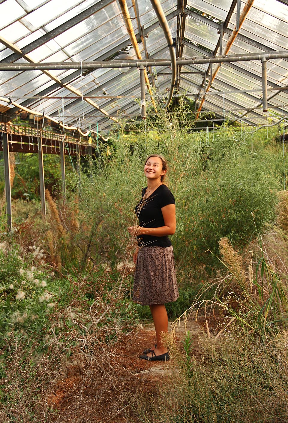 Odvážná školačka se směje. Přestože přichází sychravý podzim, ve sklenících je příjemné sucho a teplo.