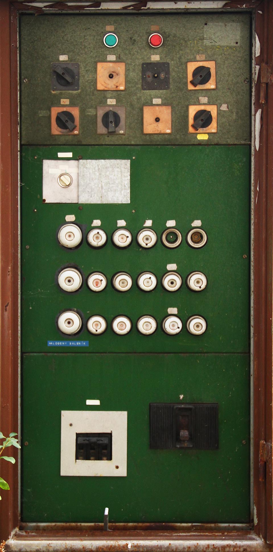 Vydatné osvětlení zase umožňovalo pěstovat rostliny ve dne i v noci pro dosažení hypertrofních rozměrů nebo vysokých koncentrací účinných látek.