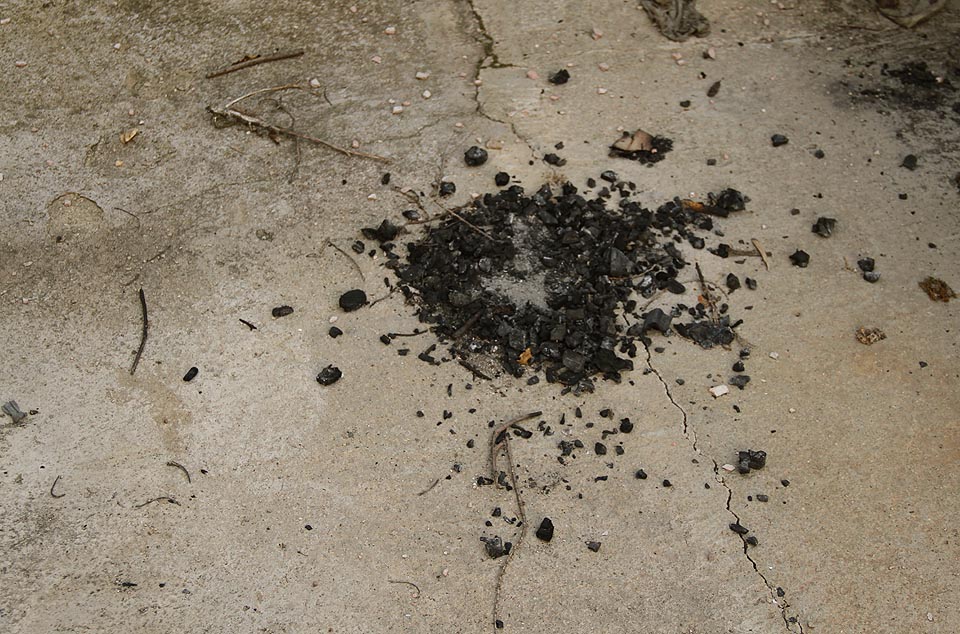 Přes (nebo právě pro) svoji zanedbanost a opuštěnost mají skleníky své občasné obyvatele. Tady si někdo vařil večeři.