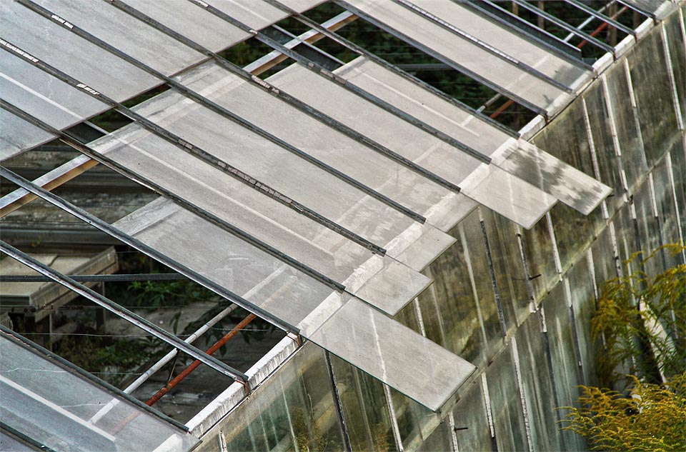 Skleněné plotny se každá jinou rychlostí vydávají vstříc své zkáze na podlaze.