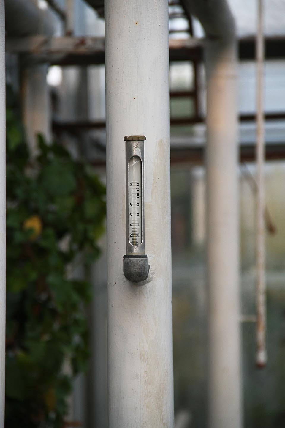 Po západu slunce teplota rychle klesá. Třetí teploměr ukazuje už pouze 23 °C.