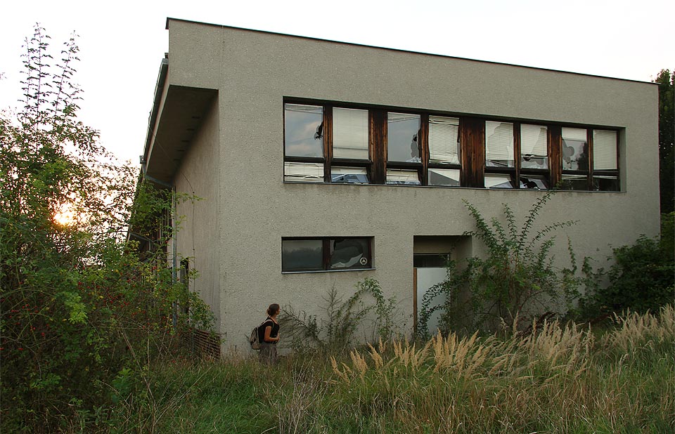 Také modernější budova školy není v nejlepší kondici.