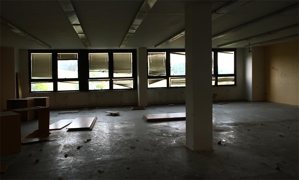 Luxusní učebny chátrají bez užitku.