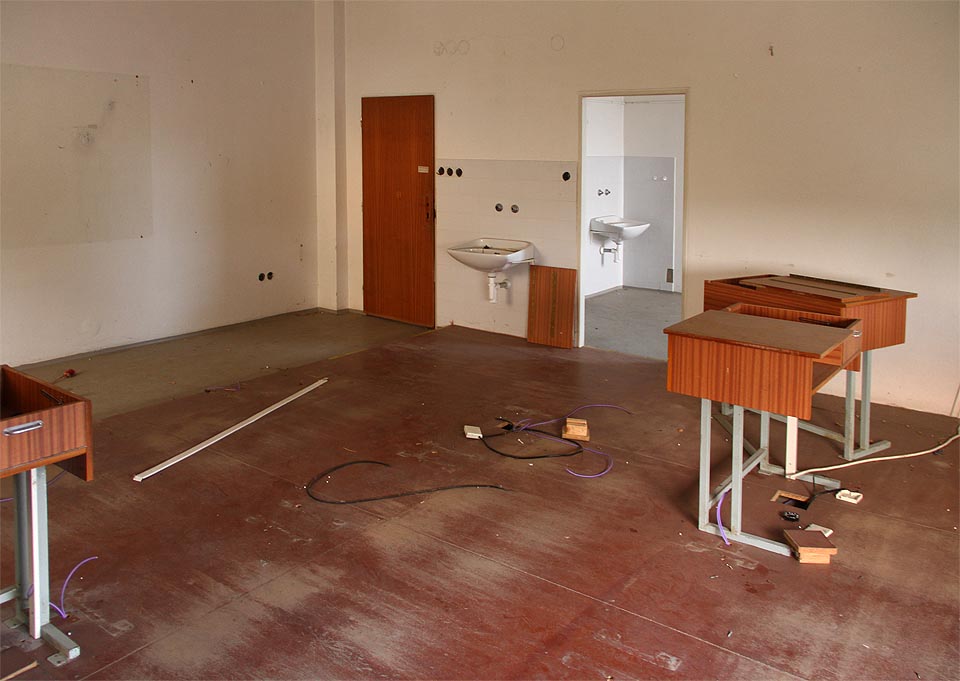 Učebna informační a výpočetní techniky se zdvojenou podlahou pro rozvod kabelů.