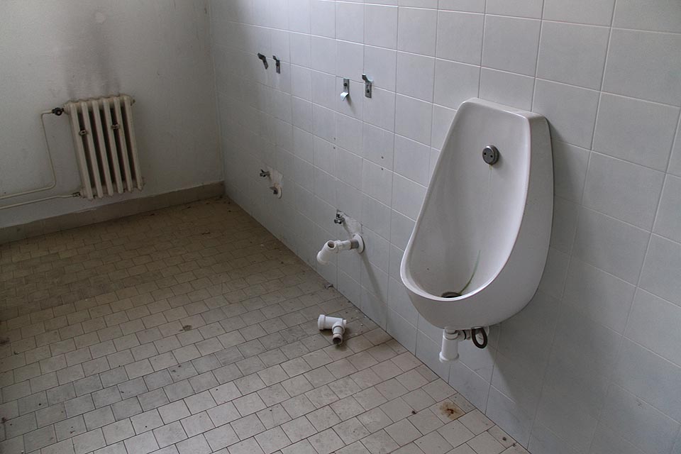 Záchody jako na Kubě. Jeden pisoár musí stačit, splachuje se vodou z lahve.