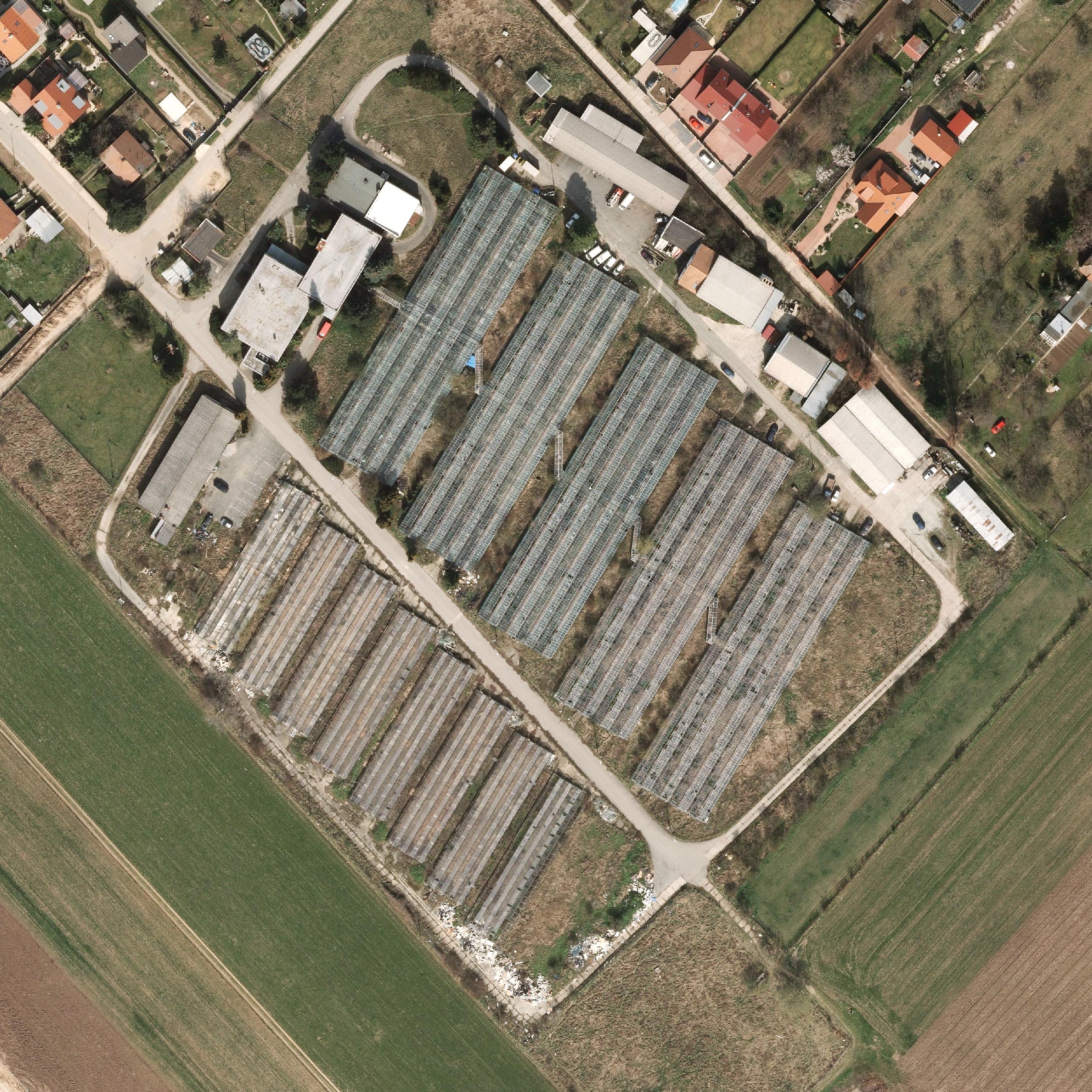 Původně jich bylo dokonce patnáct, dva jsou ale už ve skleníkovém nebi. Za povšimnutí stojí elegantní šikmé krčky propojující velké skleníky.