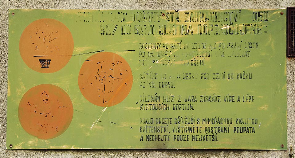 Písmo z cedulí samo mizí společně s duchem zaniklého zahradnictví. Jako ve druhém městě…