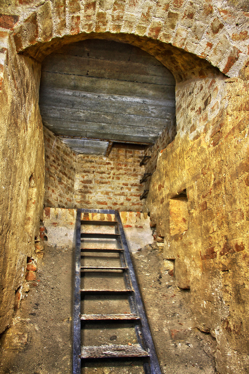 Vstupní prostor byl v rámci rekonstrukce překryt železobetonovou deskou, vydrolená schodiště nahrazena svařovanými ocelovými stupništi.