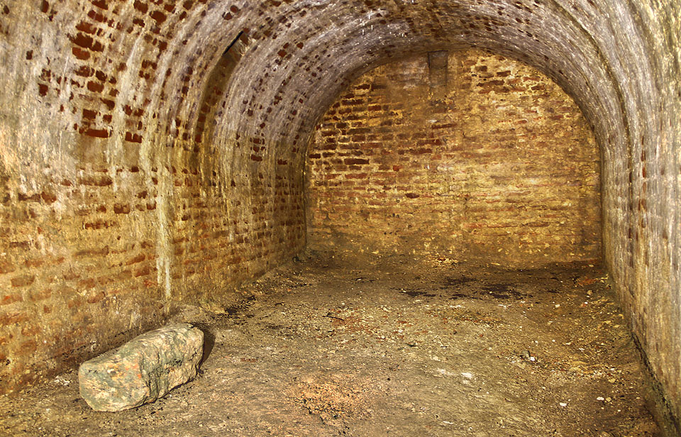 Kamenný blok na podlaze sklepení je snad pozůstatkem původního schodiště nebo základem konstrukce pro výrobu či skladování vína.