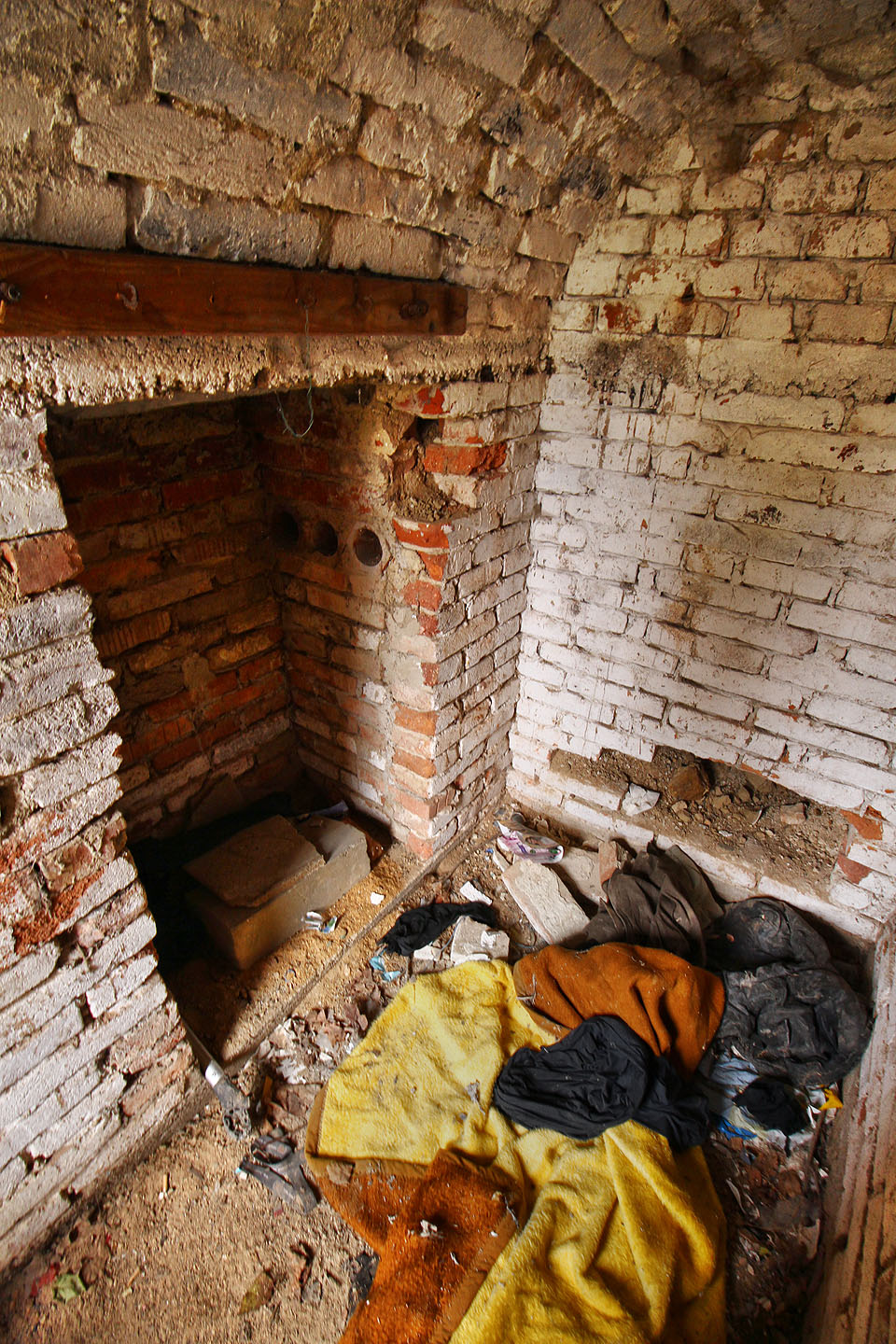 Výklenek ve zdi byl dost hluboký na uložení roční úrody z malé zahrádky a několika lahví vína k tomu.