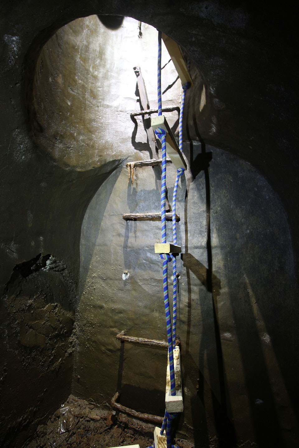 Sklep pod Pellicovou ulicí je skutečně malý a špatně přístupný. Pod povrchem je čtyřikrát hlouběji, než je jeho výška a ocelové kramle zapuštěné do stěny se drolí jako troud.