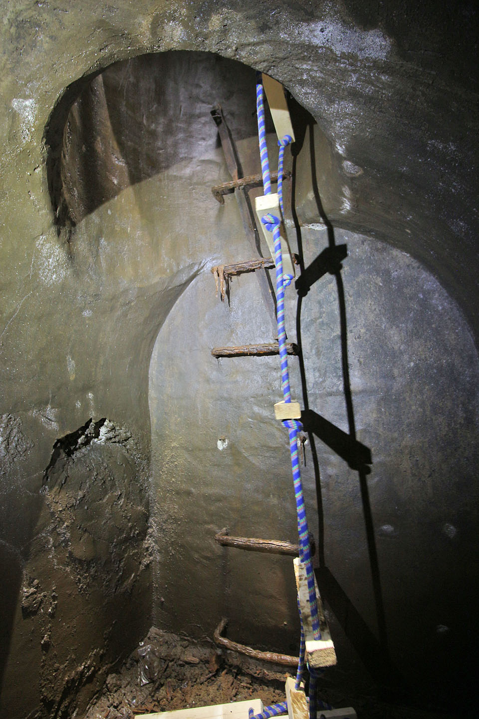 Materiál, kterým je obetonována sklepní klenba, se svým povrchem i barvou podobá nearmovanému šedivému hladkému betonu, který známe z nedaleké Krysí štoly. Oba prostory však byly zřejmě propojeny nanjevýš kanalizačním řadem v ještě hlubších podzemních vrstvách.