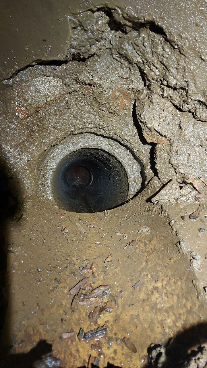 Přes svoji extrémně stísněnou polohu není sklep docela bezvýchodný. Jedna cesta z něj přece vede kamsi ještě hlouběji pod po staletí provrtávané úbočí Špilberka - na konci zalomené roury je z hlubiny snad 10 metrů pod povrchem slyšet šum a cítit teplý zápach splašků…