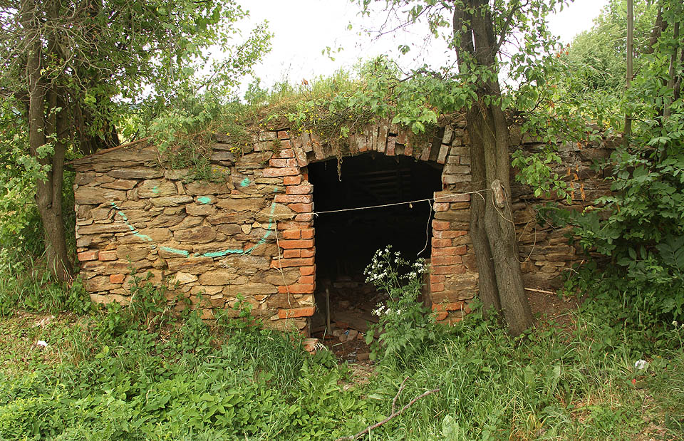 Bezprostřední vstup do mělkého sklepa na severním okraji Lhotice.