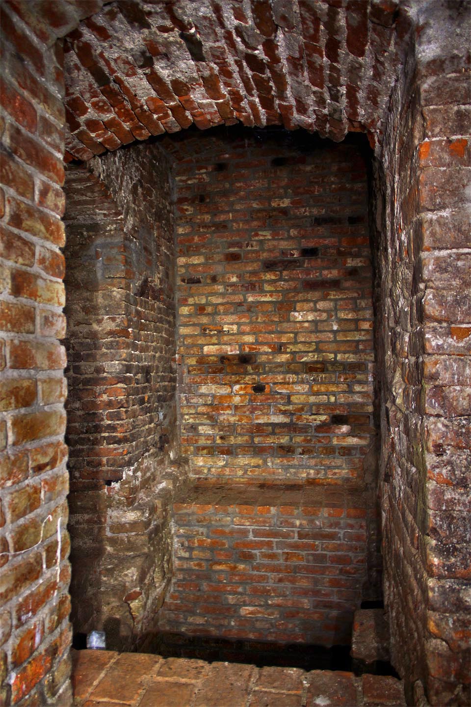 Ústí chodeb do hlavní šachty obdélníkového průřezu jsou po sanaci zazděná.