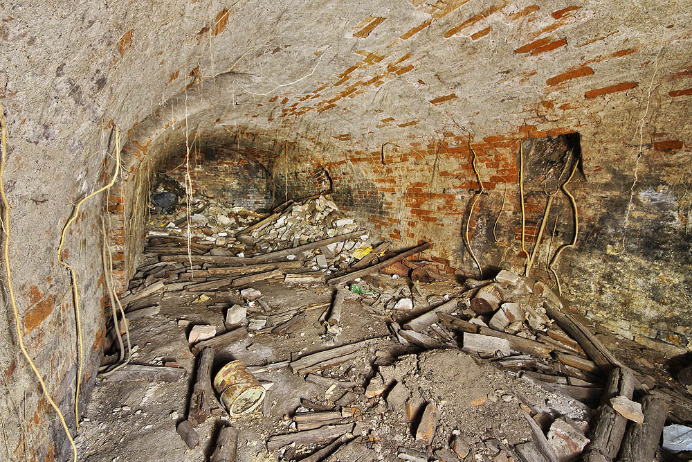 Samotný sklep je zpola plný odpadu, který se v průběhu let stal vpravdě archeologickým materiálem.